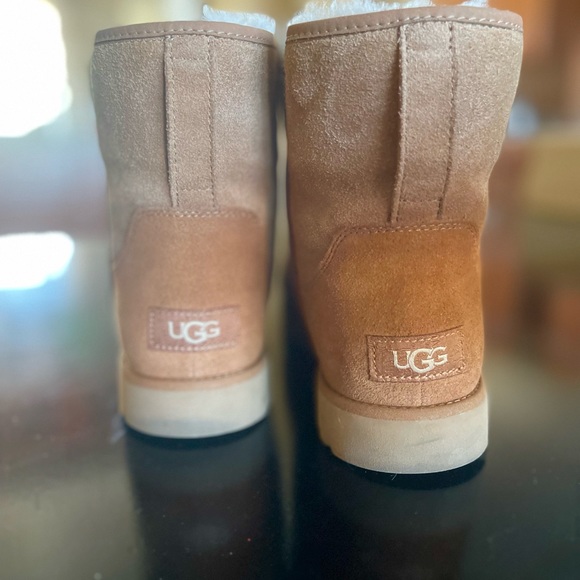 Ugg boots in chestnut! Warm and cozy, been worn twice. - Picture 5 of 7